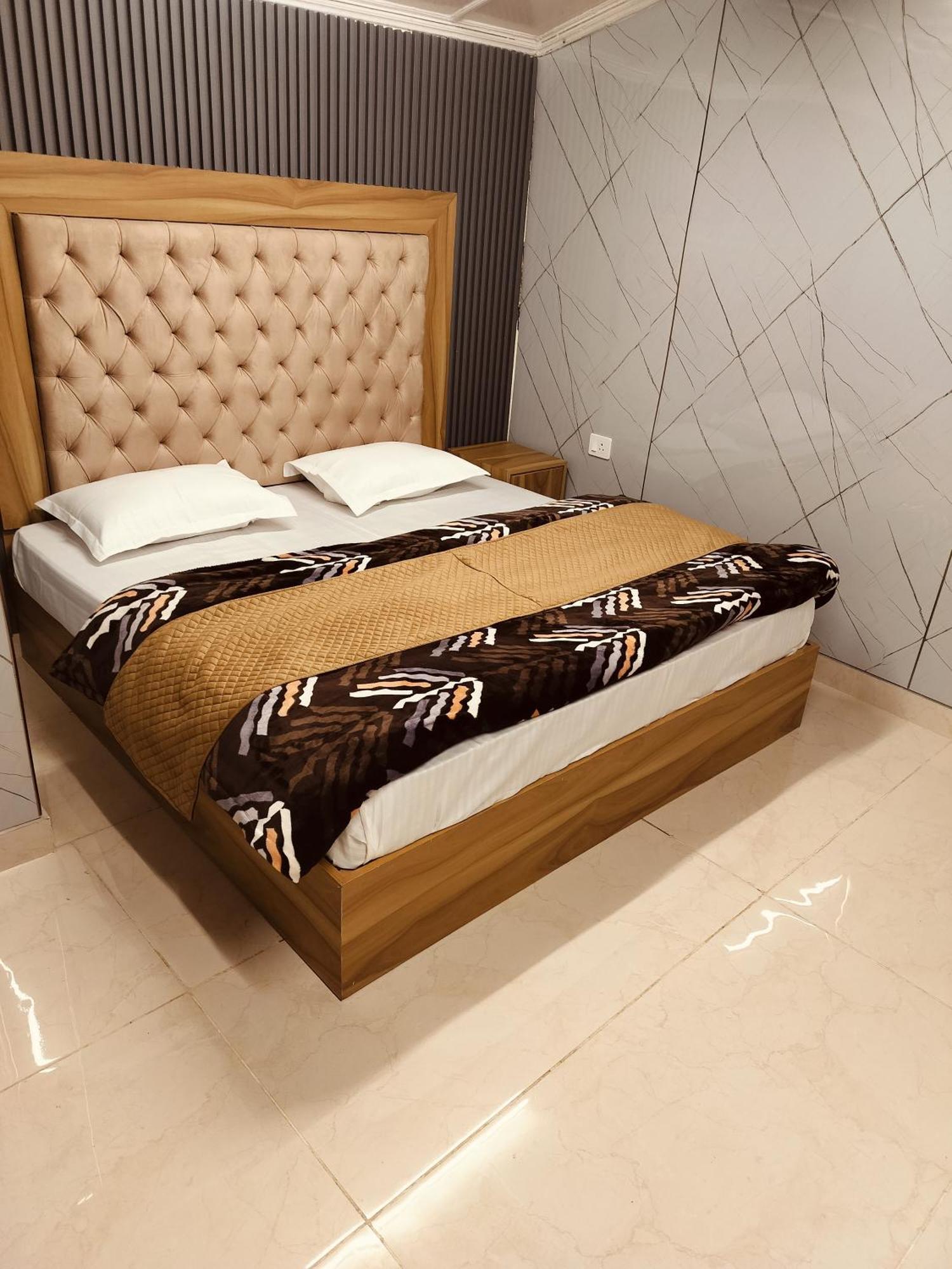 Madan Kunj B & B Mall Road Шимла Екстериор снимка